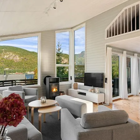 Charming House Located By The Fjord With The Pultpitrock Within Short Distance