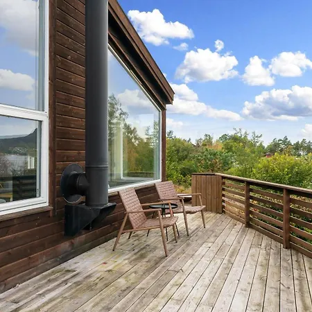 Charming House Located By The Fjord With The Pultpitrock Within Short Distance Jorpeland