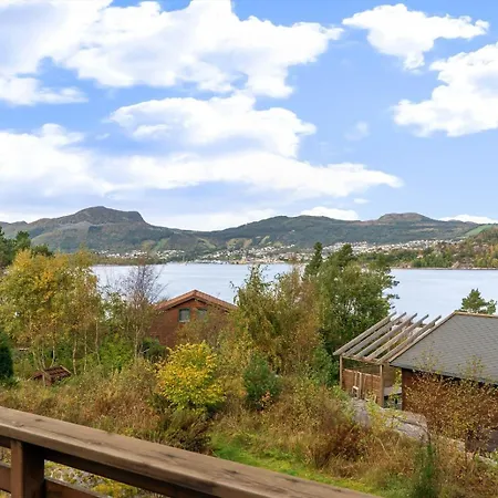 Charming House Located By The Fjord With The Pultpitrock Within Short Distance Jorpeland