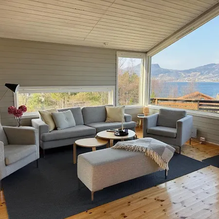 Charming House Located By The Fjord With The Pultpitrock Within Short Distance Nyaraló