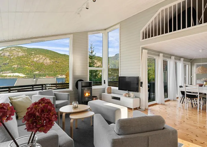 Charming House Located By The Fjord With The Pultpitrock Within Short Distance