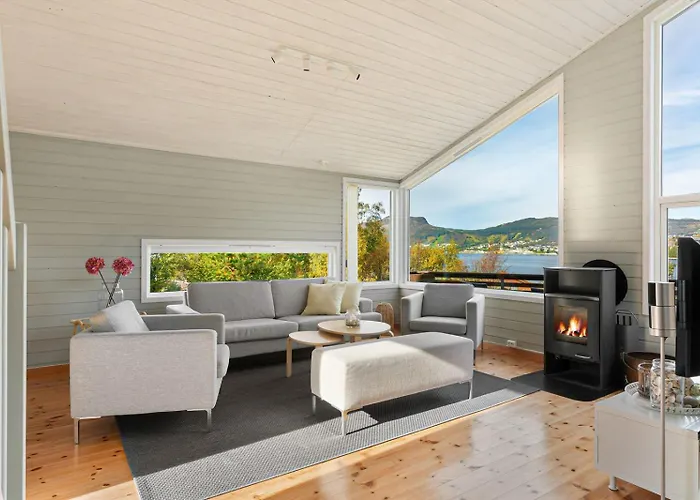 Charming House Located By The Fjord With The Pultpitrock Within Short Distance Ferienhaus Jørpeland