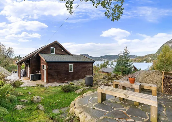 Charming House Located By The Fjord With The Pultpitrock Within Short Distance Jørpeland